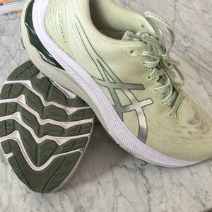 ASICS 2000 11 size 8.5